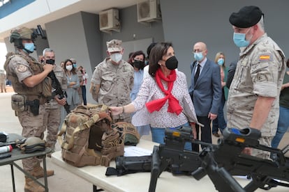 La ministra de Defensa, Margarita Robles, durante su visita al destacamento del Ejército del Aire en Senegal el pasado 15 de diciembre.