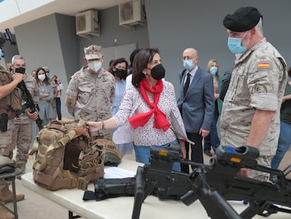 La ministra de Defensa, Margarita Robles, durante su visita al destacamento del Ejército del Aire en Senegal el pasado 15 de diciembre.