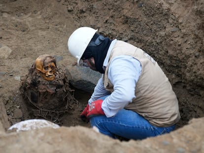 El arqueólogo José Aliaga inspecciona el sitio de las obras de gas en Lima, Perú, el 18 de junio 2025.