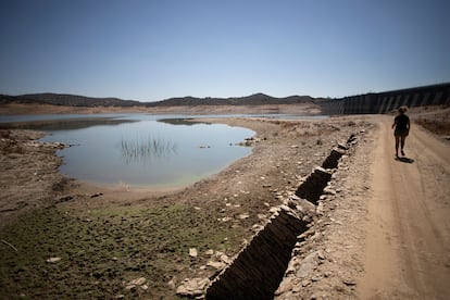 La Confederación Hidrográfica del Guadiana, que limitó el agua para uso agrícola a primeros de año, tiene seis puntos en emergencia y la situación es la más crítica en este siglo, según fuentes de la demarcación. En la imagen, presa del embalse de Aracena con un bajo nivel de agua, el día 4 de agosto.