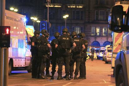 Un grupo de policías reunidos tras el atentado en las inmediaciones del Manchester Arena.