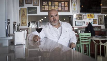 El antropólogo Sergio Gil, en el bar bodega Colibrí, en la Barceloneta.