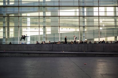 Patinadores frente al Museo de Arte Contemporáneo de Barcelona (Macba).