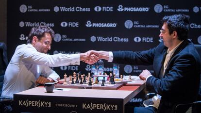 Aronián felicita a Krámnik en señal de rendición