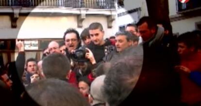 Imagen capturada de Canal 9 sorbe la agresión a una fotógrafa en La batalla de ratas de El puig