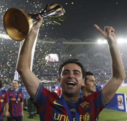 Xavi, con el trofeo de campeón del Mundial.