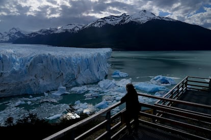 Una turista observa el glaciar Perito Moreno en el Parque Nacional Los Glaciares, en la provincia argentina de Santa Cruz, en noviembre de 2021.