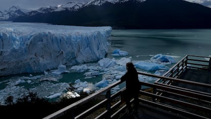 Una turista observa el glaciar Perito Moreno en el Parque Nacional Los Glaciares, en la provincia argentina de Santa Cruz, en noviembre de 2021.