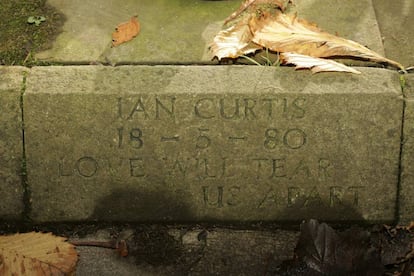 Tumba de Ian Curtis en el cementerio de Macclesfield (Inglaterra).
