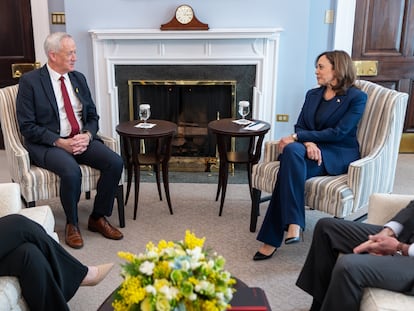 El ministro israelí de la Guerra, Benny Gantz, y la vicepresidenta de EE UU, Kamala Harris, durante el encuentro en una imagen de la vicepresidenta en Twitter.