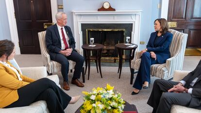 El ministro israelí de la Guerra, Benny Gantz, y la vicepresidenta de EE UU, Kamala Harris, durante el encuentro en una imagen de la vicepresidenta en Twitter.