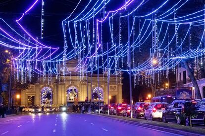 Este plan no es el adecuado para aquellos a los que les agobian las multitudes, porque la capital se llena. Los que no teman al gentío podrán ver el alumbrado navideño, ya sea desde la calle o desde las alturas de hoteles como el Vincci Capitol. Además, podrán pasear por los típicos puestos de la plaza Mayor para comprar adornos y ver los árboles gigantes de la Puerta del Sol y la plaza de España.