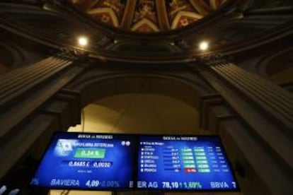 Monitor en la bolsa de Madrid que muestra, entre otras, la prima de riesgo de España. EFE/Archivo