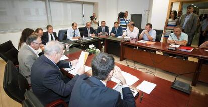 Reunión entre el Gobierno de Cantabria, representantes del grupo Sniace y miembros del comité de empresa de la firma, el pasado miércoles.