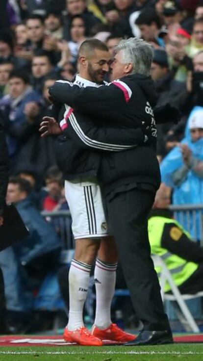 Ancelotti felicita a Benzema tras ser sustituido.