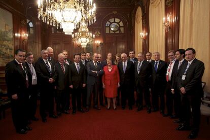 La presidenta de Chile, Michelle Bachelet posa con representantes de los sectores económico, académico, político y de las Administraciones de Chile y de España.