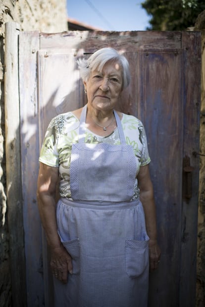 Aurelia Soria Toro, vecina del pueblo, posa delante de su casa.