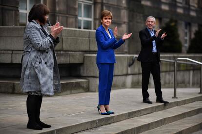 La ministra principal de Escocia, Nicola Sturgeon, aplaude al personal sanitario, el 16 de abril de 2020 en Edimburgo.