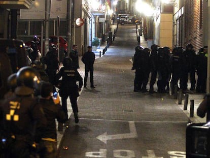 La policía accede al interior del edificio por la calle del Gobernador