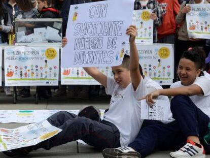 Alumnos de Primaria participan en una protesta en Vitoria este viernes con motivo del Día de la Educación. 
