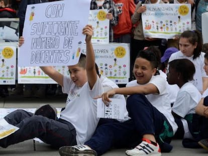 Alumnos de Primaria participan en una protesta en Vitoria este viernes con motivo del Día de la Educación. 