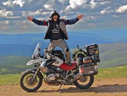 Miquel Silvestre a lomos de su motocicleta, Atrevida, en la Top of the world highway de Alaska.