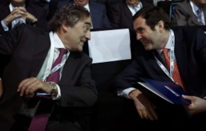 Los candidatos a la presidencia de la CEOE, Juan Rosell (a la izquierda) y el presidente de Cepyme, Antonio Garamendi