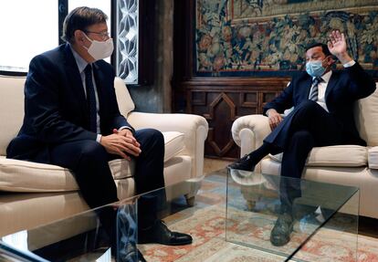 El presidente de la Generalitat, Ximo Puig, durante la reunión que ha mantenido con el presidente del Valencia CF, Anil Murthy.