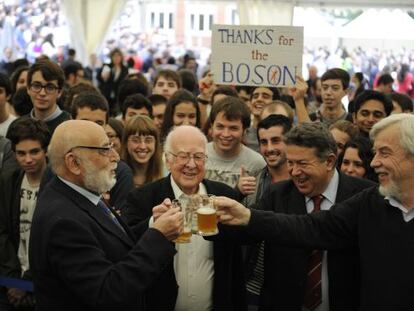 Los físicos François Englert (izquierda) y Higgs (centro) brindan con el director general del Centro Europeo de Física de Partículas (CERN), Rolf-Dieter Heuer (derecha), en Oviedo.