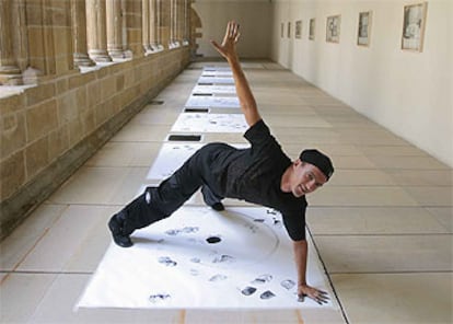 El bailarín de <i>funk</i> Iñigo León realiza una demostración de <i>Grabatudantza</i> estampando sus movimientos en papel, ayer, en el museo San Telmo.