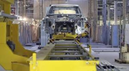 Vista de la carrocería de un Porsche Macan en la fábrica de Porsche en Leipzig, Alemania. EFE/Archivo