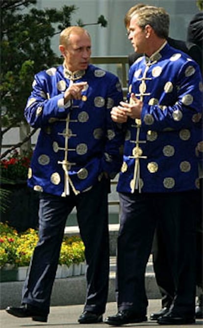Vladímir Putin y George Bush, con chaquetas chinas, en Shangai.