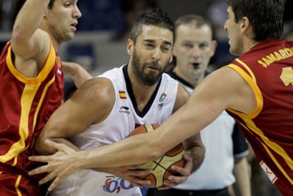 Navarro se hace hueco entre los defensores macedonios.