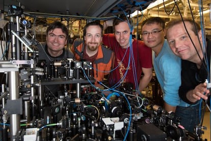 Los investigadores del experimento: Holger Müller, Michael Hohensee, Brian Estey, Shau-Yu Lan y Damon English, de izquierda a derecha.