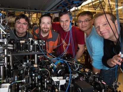 Los investigadores del experimento: Holger M&uuml;ller, Michael Hohensee, Brian Estey, Shau-Yu Lan y Damon English, de izquierda a derecha.