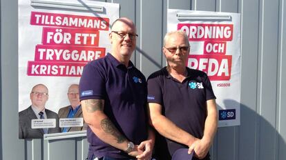 Os militantes do Democratas Suecos Ulf Börkel (esquerda) e Per Triberg, na quarta-feira, em Kristianstad