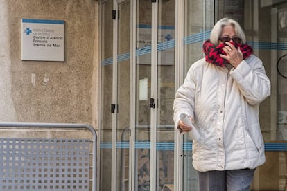 Una mujer sale del CAP de Premià de Mar.