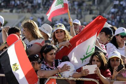 Bergoglio ha celebrado una misa ante m&aacute;s de 20.000 personas en el estadio nacional de Amm&aacute;n, muchas de ellas refugiados palests, iraqinou&iacute;es y sirios.