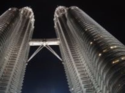 Vista nocturna de las Torres Petronas de Kuala Lumpur.