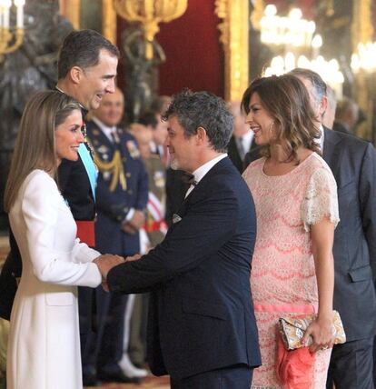 El cantante Alejandro Sanz y su mujer, Raquel Perera, entre la representación de artistas.