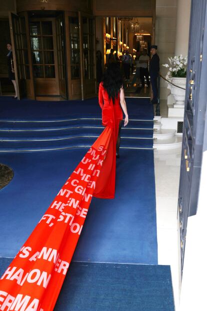 PARIS, FRANCE - JUNE 25: Katy Perry arrives at The Ritz Hotel in a stretch limousine during the Haute Couture Fall/Winter 2024/25 as part of Paris Fashion Week on June 25, 2024 in Paris, France.  (Photo by Neil Mockford/GC Images)