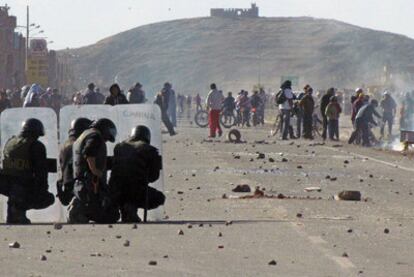 La policía se enfrenta a unos mil manifestantes en la región de Puno.