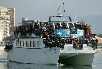 Los ecologistas en el barco que les trasladó desde Castellón hasta las islas Columbretes.