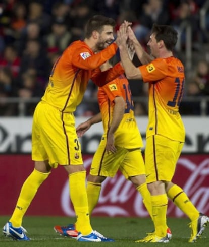 Piqué celebra un gol con Messi.