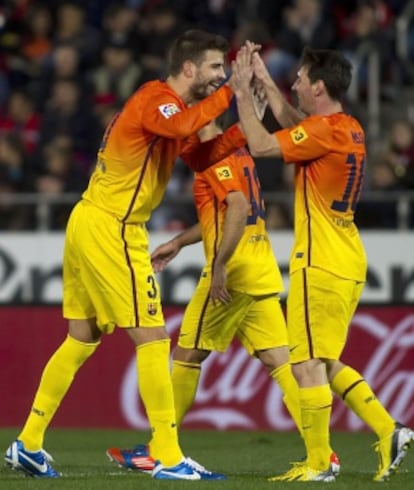 Piqu&eacute; celebra un gol con Messi.