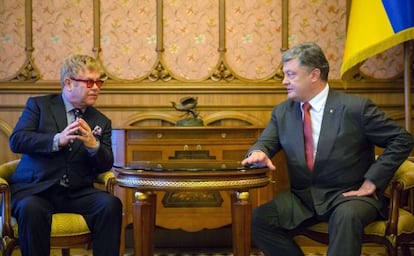 El presidente ucraniano Petro Poroshenko y Elton John en Kiev.