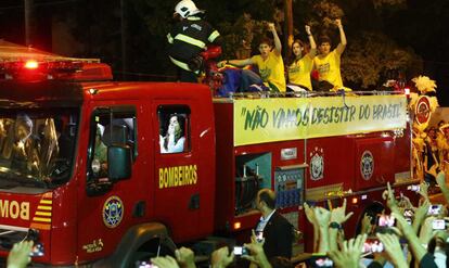 O corpo de Eduardo Campos foi levado em cortejo pelas ruas de Recife, sobre um carro do Corpo de Bombeiros. Na imagem, os filhos do ex-governador e uma faixa com a frase dita pelo candidato na última entrevista dada por ele, na noite anterior a sua morte em um acidente aéreo.