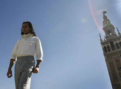 Farruquito, ayer en Sevilla junto a la Giralda, donde bailó.