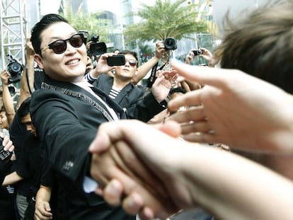 El cantante surcoreano Psy saluda a sus seguidores en Bangkok.
