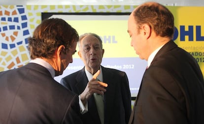 El empresario Juan Miguel Villar Mir, primer accionista de OHL, entre su hijo y presidente de la constructora, Juan Villar-Mir, y el CEO del grupo, Juan Osuna.